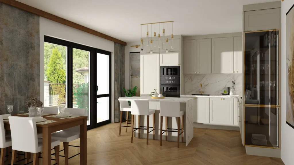 Przykład z kategorii „aranżacje kuchni nowoczesnych”. Białe fronty ramkowe połączono z marmurowym blatem i panelem nad blatem, tworząc elegancką zabudowę z wyspą i wysokim słupkiem AGD. Wyspa pełni funkcję dodatkowego miejsca do gotowania oraz szybkich posiłków, a obok ustawiono drewniany stół z krzesłami w części jadalnianej. Duże przeszklenia tarasowe doświetlają wnętrze, a przeszklona witryna z ciemnym szkłem i złotymi detalami dodaje aranżacji nowoczesnego, luksusowego charakteru.