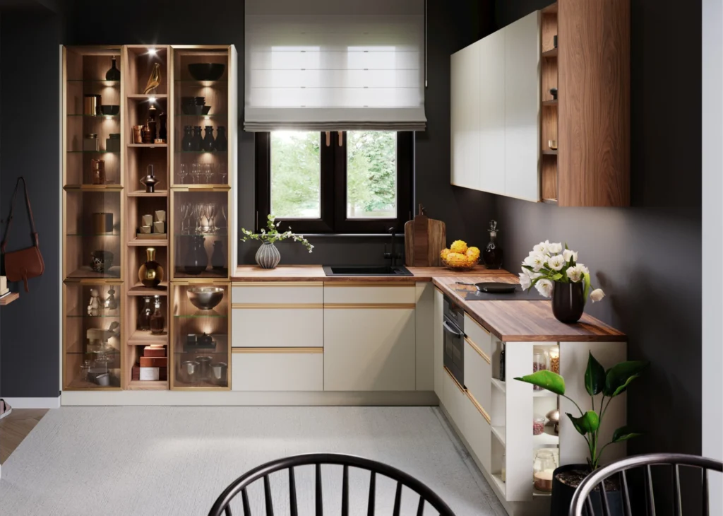 Meble kuchenne w nowoczesnym stylu – jasne fronty z drewnianym blatem, wysoka przeszklona witryna i zabudowa w kształcie litery L