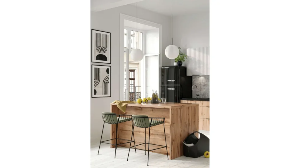 Nowoczesna kuchnia z wyspą z drewna, czarną lodówką i hokerami w industrialnym stylu przy dużym oknie.