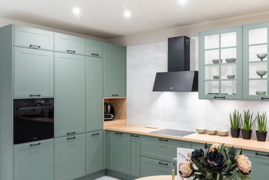 Meble KAM – kuchnia KamMono z frontami FG2 w stylu modern classic z witryną i dekoracyjną ramką