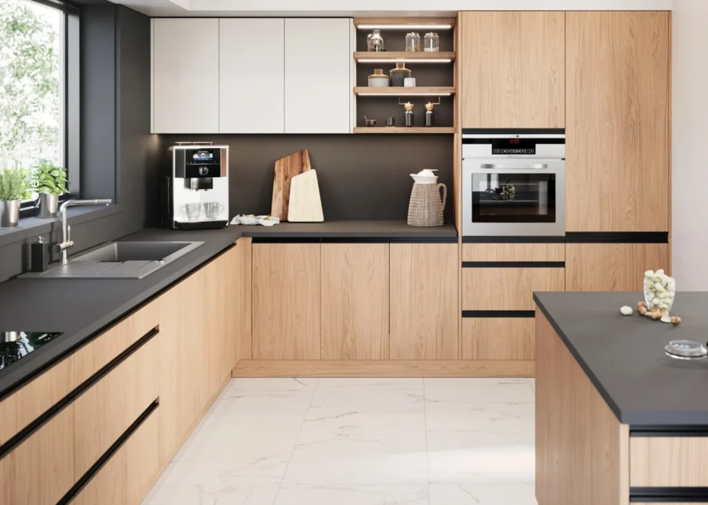 Kuchnia narożna z wyspą w kolorze kaszmir z drewnem.