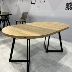 Nowoczesny stół kuchenny rozkładany . Czarne metalowe nogi i blat w kolorze dębu.